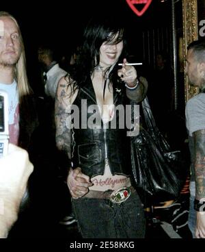 Kat von D, die ein neues Hollywood-Tattoo auf dem Bauch trägt, verlässt die MTV VMA's und geht auf eine After Party. Las Vegas, NV. 9/07. [[ral]] Stockfoto