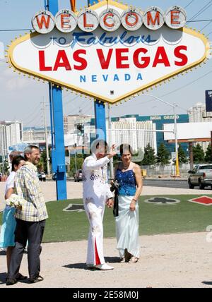 Exklusiv!! Der König nimmt sich etwas Zeit aus der Ewigkeit, um bei einer Hochzeit auf dem Las Vegas Strip zu helfen. Dieser Elvis-Imitator nimmt sein Handwerk ernst, bis zu seinem Cadillac von 1956 mit 56ELVIS-Kennzeichen. Las Vegas, NV. 12.07. [[Tag]] Stockfoto