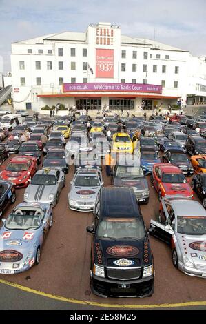 Die Cannonball 8000 Auto Rallye startete heute vom Earls Court in London. Anlässlich ihres fünften Jubiläums umfasst die Rallye - von London über Brüssel und Prag nach Zagreb - 120 Autos. London, Großbritannien. 14.07. [[Karte]] Stockfoto