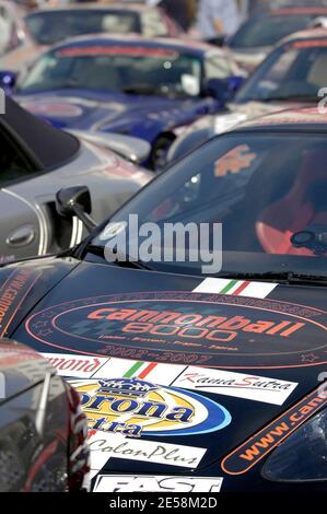 Die Cannonball 8000 Auto Rallye startete heute vom Earls Court in London. Anlässlich ihres fünften Jubiläums umfasst die Rallye - von London über Brüssel und Prag nach Zagreb - 120 Autos. London, Großbritannien. 14.07. [[Karte]] Stockfoto