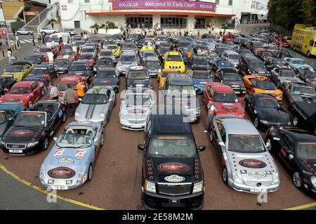 Die Cannonball 8000 Auto Rallye startete heute vom Earls Court in London. Anlässlich ihres fünften Jubiläums umfasst die Rallye - von London über Brüssel und Prag nach Zagreb - 120 Autos. London, Großbritannien. 14.07. [[Karte]] Stockfoto