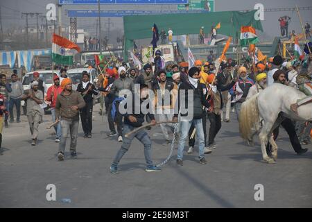 Neu Delhi, Indien. Januar 2021. Zusammenstoß zwischen Bauern und Polizei in Delhi während der Parade von Kissan Gantantra Diwas von der Grenze Singhu nach Lal Kila (rotes Fort) im alten Delhi während des Tages der indischen Republik. (Foto: Ishant Chauhan/Pacific Press) Quelle: Pacific Press Media Production Corp./Alamy Live News Stockfoto