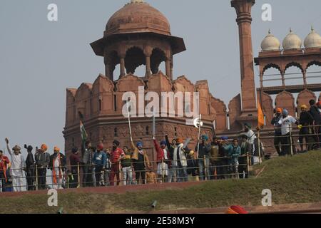 Neu Delhi, Indien. Januar 2021. Bauern nach der Installation ihrer Flagge an Wällen des Roten Fort in Alt-Delhi während 26 Januar Republic Day of India. Dies ist das erste Mal, wenn eine andere Flagge nicht indische Nationalflaggenzug am Roten Fort in der Geschichte nach Indien Unabhängigkeit erhalten. (Foto: Ishant Chauhan/Pacific Press) Quelle: Pacific Press Media Production Corp./Alamy Live News Stockfoto