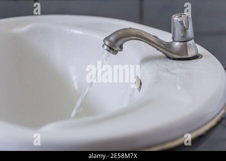 Wasserhahn in der Toilette. Fließendes Wasser Stockfoto