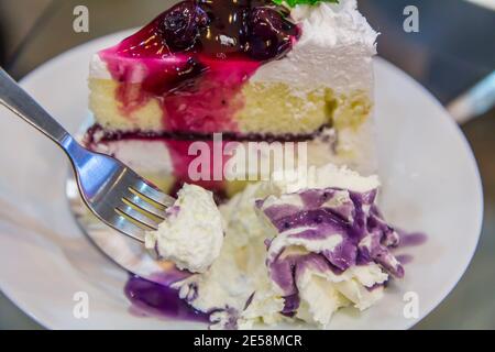 Blaubeerkäse in weißer Schale auf dem Glastisch Stockfoto