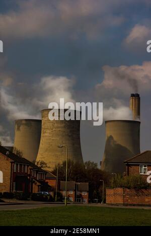 Kraftwerk emittierende Verschmutzung über moderne eine lokale Wohnsiedlung Stockfoto