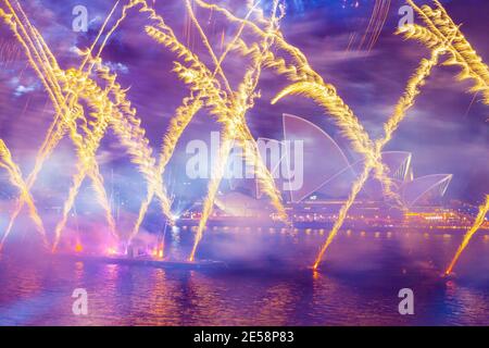 Sydney, Australien, 26. Januar 2021. Ein Feuerwerk und spezielle Lichtprojektionen im Opernhaus von Sydney im Rahmen der Feierlichkeiten zum Australia Day. Stockfoto