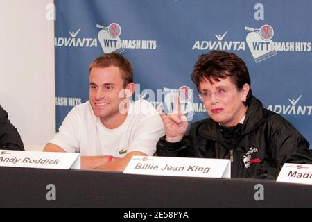 Anna Kournikova, Elton John, Billie Jean King und Andy Roddick nehmen an einer Pressekonferenz Teil und posieren für Fotos mit dem Team vor dem 15. Advanta World TeamTennis Smash Hits in Villanova. Philadelphia, PA. 10/10/07. [[bat]] Stockfoto