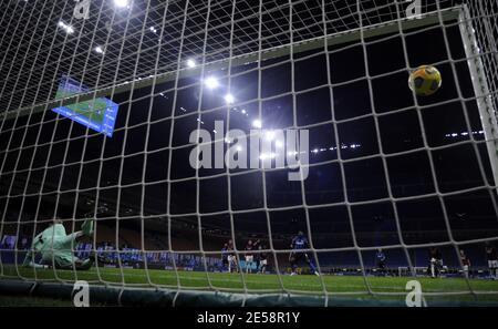 Mailand, Italien. Januar 2021. Inter Mailands Romelu Lukaku erzielt eine Strafe während des italienischen Cup-Viertelfinalspiels zwischen Inter Mailand und AC Mailand in Mailand, Italien, am 26. Januar 2021. Quelle: Alberto Lingria/Xinhua/Alamy Live News Stockfoto