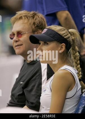 Der Musik-Superstar Elton John und seine langjährige Freundin Billie Jean King werden die 15. Advanta World Team Tennis Smash Hits veranstalten, eine spezielle Tennisnacht mit Andy Roddick Lindsay Davenport und Anna Kournikova. Die Veranstaltung kommt der Elton John AIDS Foundation und der örtlichen Wohltätigkeitsorganisation ActionAIDS zugute. Der Pavillon der Villanova Uniiversity. Villanova, PA. 10/10/07. [[bat]] Stockfoto