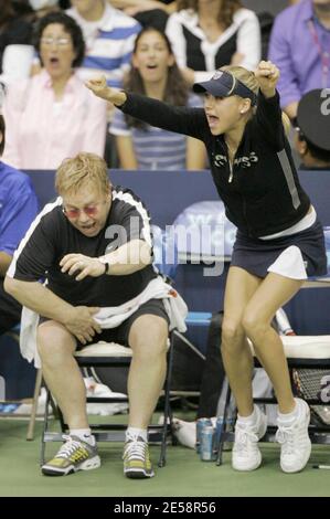 Der Musik-Superstar Elton John und seine langjährige Freundin Billie Jean King werden die 15. Advanta World Team Tennis Smash Hits veranstalten, eine spezielle Tennisnacht mit Andy Roddick Lindsay Davenport und Anna Kournikova. Die Veranstaltung kommt der Elton John AIDS Foundation und der örtlichen Wohltätigkeitsorganisation ActionAIDS zugute. Der Pavillon der Villanova Uniiversity. Villanova, PA. 10/10/07. [[bat]] Stockfoto