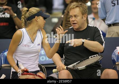 Der Musik-Superstar Elton John und seine langjährige Freundin Billie Jean King werden die 15. Advanta World Team Tennis Smash Hits veranstalten, eine spezielle Tennisnacht mit Andy Roddick Lindsay Davenport und Anna Kournikova. Die Veranstaltung kommt der Elton John AIDS Foundation und der örtlichen Wohltätigkeitsorganisation ActionAIDS zugute. Der Pavillon der Villanova Uniiversity. Villanova, PA. 10/10/07. [[bat]] Stockfoto