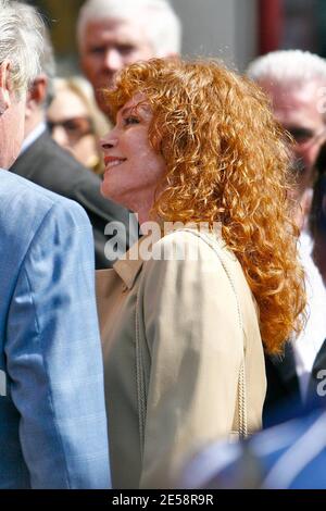 Roger Moore erhält einen Stern auf dem Hollywood Walk of Fame. Stephanie Powers und James Bond waren Mitstars von Richard Kiel ('Jaws') und David Hedison ('Felix Leiter'). Los Angeles, Kalifornien, 10/11/07. [[laj]] Stockfoto