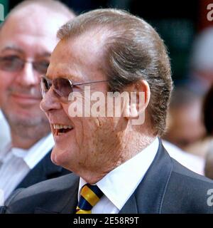 Roger Moore erhält einen Stern auf dem Hollywood Walk of Fame. Stephanie Powers und James Bond waren Mitstars von Richard Kiel ('Jaws') und David Hedison ('Felix Leiter'). Los Angeles, Kalifornien, 10/11/07. [[laj]] Stockfoto