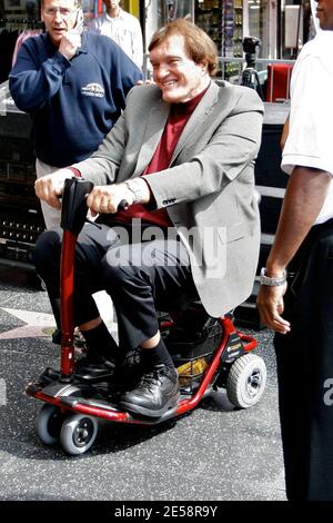 Roger Moore erhält einen Stern auf dem Hollywood Walk of Fame. Stephanie Powers und James Bond waren Mitstars von Richard Kiel ('Jaws') und David Hedison ('Felix Leiter'). Los Angeles, Kalifornien, 10/11/07. [[laj]] Stockfoto