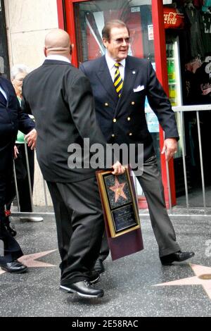 Roger Moore erhält einen Stern auf dem Hollywood Walk of Fame. Stephanie Powers und James Bond waren Mitstars von Richard Kiel ('Jaws') und David Hedison ('Felix Leiter'). Los Angeles, Kalifornien, 10/11/07. [[laj]] Stockfoto