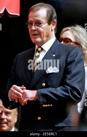 Roger Moore erhält einen Stern auf dem Hollywood Walk of Fame. Stephanie Powers und James Bond waren Mitstars von Richard Kiel ('Jaws') und David Hedison ('Felix Leiter'). Los Angeles, Kalifornien, 10/11/07. [[laj]] Stockfoto