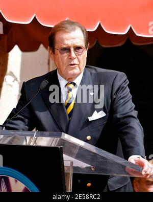Roger Moore erhält einen Stern auf dem Hollywood Walk of Fame. Stephanie Powers und James Bond waren Mitstars von Richard Kiel ('Jaws') und David Hedison ('Felix Leiter'). Los Angeles, Kalifornien, 10/11/07. [[laj]] Stockfoto