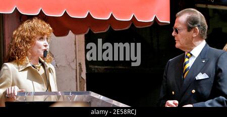 Roger Moore erhält einen Stern auf dem Hollywood Walk of Fame. Stephanie Powers und James Bond waren Mitstars von Richard Kiel ('Jaws') und David Hedison ('Felix Leiter'). Los Angeles, Kalifornien, 10/11/07. [[laj]] Stockfoto