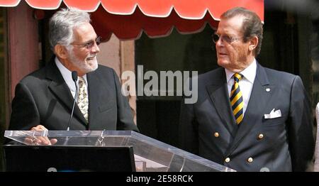 Roger Moore erhält einen Stern auf dem Hollywood Walk of Fame. Stephanie Powers und James Bond waren Mitstars von Richard Kiel ('Jaws') und David Hedison ('Felix Leiter'). Los Angeles, Kalifornien, 10/11/07. [[laj]] Stockfoto