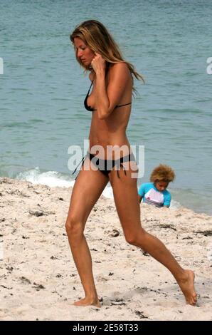 Supermodel Gisele BŸndchen chillt mit einem Freund am Miami Beach. Sie ist in der Stadt, um Freund zu unterstützen, New England Patriot Fußballstar Tom Brady whoÕs Team spielt ein Spiel gegen die Miami Dolphins an diesem Wochenende. Brady ist Berichten zufolge auf Tempo, um die höchste Saisonbewertung in der Geschichte der NFL haben. Miami, Florida, 10/20/07. [[Tag mab]] Stockfoto