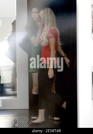 Lindsay Lohan spielt mit Fotografen beim Einkaufen in Lisa Kline in West Hollywood, Kalifornien, beim Einkaufen. 10/23/07. [[wam]] Stockfoto