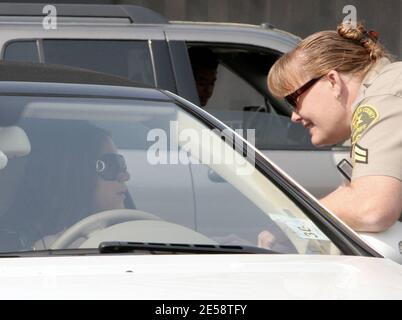 Britney Spears kommt heute vor Gericht, um eine Anhörung im Gewahrsam über ihre beiden Kinder mit Kevin Federline zu führen. Britney zeigte Anzeichen von Stress, als sie von einem Mitarbeiterparkplatz abgewiesen wurde, den einige Prominente nutzen dürfen, damit sie mit weniger Medienaufmerksamkeit Zugang zum Gericht erhalten können. Britney, der Sport war aufgepolstert Lippen, Hautunreinheiten und gebissene Nägel dann musste um das Gericht Haus zu einer Ladebucht fahren. Downtown Los Angeles, Kalifornien 10/26/07. [[rac ral laj]] Stockfoto
