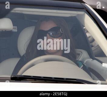 Britney Spears kommt heute vor Gericht, um eine Anhörung im Gewahrsam über ihre beiden Kinder mit Kevin Federline zu führen. Britney zeigte Anzeichen von Stress, als sie von einem Mitarbeiterparkplatz abgewiesen wurde, den einige Prominente nutzen dürfen, damit sie mit weniger Medienaufmerksamkeit Zugang zum Gericht erhalten können. Britney, der Sport war aufgepolstert Lippen, Hautunreinheiten und gebissene Nägel dann musste um das Gericht Haus zu einer Ladebucht fahren. Downtown Los Angeles, Kalifornien 10/26/07. [[rac ral laj]] Stockfoto