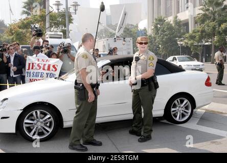 Britney Spears kommt heute vor Gericht, um eine Anhörung im Gewahrsam über ihre beiden Kinder mit Kevin Federline zu führen. Britney zeigte Anzeichen von Stress, als sie von einem Mitarbeiterparkplatz abgewiesen wurde, den einige Prominente nutzen dürfen, damit sie mit weniger Medienaufmerksamkeit Zugang zum Gericht erhalten können. Britney, der Sport war aufgepolstert Lippen, Hautunreinheiten und gebissene Nägel dann musste um das Gericht Haus zu einer Ladebucht fahren. Downtown Los Angeles, Kalifornien 10/26/07. [[rac ral laj]] Stockfoto