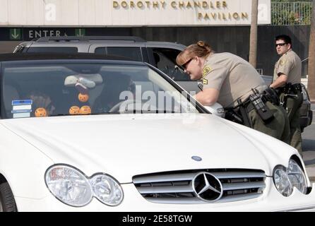 Britney Spears kommt heute vor Gericht, um eine Anhörung im Gewahrsam über ihre beiden Kinder mit Kevin Federline zu führen. Britney zeigte Anzeichen von Stress, als sie von einem Mitarbeiterparkplatz abgewiesen wurde, den einige Prominente nutzen dürfen, damit sie mit weniger Medienaufmerksamkeit Zugang zum Gericht erhalten können. Britney, der Sport war aufgepolstert Lippen, Hautunreinheiten und gebissene Nägel dann musste um das Gericht Haus zu einer Ladebucht fahren. Downtown Los Angeles, Kalifornien 10/26/07. [[rac ral laj]] Stockfoto