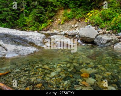 Der Denny Creek Trail ist sehr beliebt und aus gutem Grund! Eine natürliche Wasserrutsche, zwei recht große Wasserfälle, viele alte Wälder gemischt in w Stockfoto