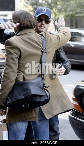 Exklusiv!! 'Gray's Anatomy'-Star Eric Dane posiert für ein Foto mit einem Fan und sagt Auf Wiedersehen zu einem Freund mit einer Umarmung, als er nach einer Reise nach New York, NY, zum Flughafen geht. 11/6/07. [[faa]] Stockfoto