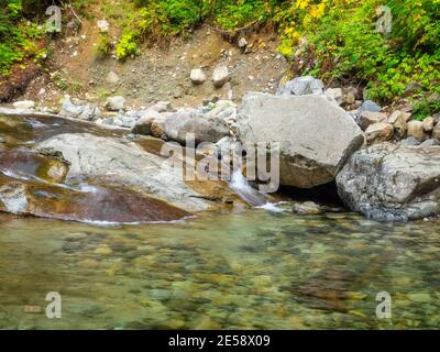 Der Denny Creek Trail ist sehr beliebt und aus gutem Grund! Eine natürliche Wasserrutsche, zwei recht große Wasserfälle, viele alte Wälder gemischt in w Stockfoto