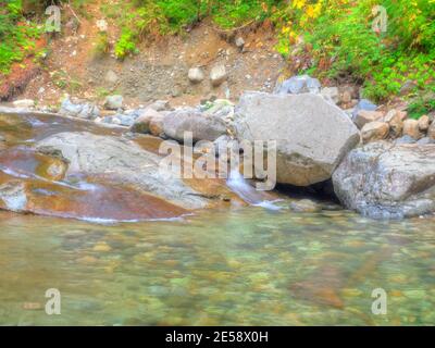 Der Denny Creek Trail ist sehr beliebt und aus gutem Grund! Eine natürliche Wasserrutsche, zwei recht große Wasserfälle, viele alte Wälder gemischt in w Stockfoto