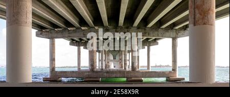 Die Unterseite einer Brücke in Miami Stockfoto