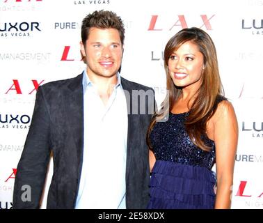 Das heiße Promi-Paar Nick Lachey und Vanessa Minnillo, die nicht nur Liebe füreinander, sondern auch das gleiche Geburtsdatum teilen, feierten ihren großen Tag mit einer extravaganten Geburtstagsfeier im LAX Nightclub. Lachey und Minnillo schwelgten in der unvergleichlichen Atmosphäre des heißesten Nachtclubs in Las Vegas, als die Klänge von DJ Eric Cubeechee Club-Besucher Groovin gehalten [[cas]] Stockfoto