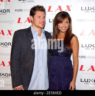 Das heiße Promi-Paar Nick Lachey und Vanessa Minnillo, die nicht nur Liebe füreinander, sondern auch das gleiche Geburtsdatum teilen, feierten ihren großen Tag mit einer extravaganten Geburtstagsfeier im LAX Nightclub. Lachey und Minnillo schwelgten in der unvergleichlichen Atmosphäre des heißesten Nachtclubs in Las Vegas, als die Klänge von DJ Eric Cubeechee Club-Besucher Groovin gehalten [[cas]] Stockfoto