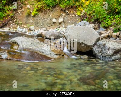 Der Denny Creek Trail ist sehr beliebt und aus gutem Grund! Eine natürliche Wasserrutsche, zwei recht große Wasserfälle, viele alte Wälder gemischt in w Stockfoto