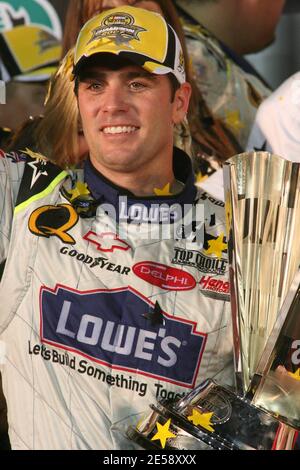 Jimmie Johnson feiert den Gewinn der NASCAR Nextel Cup 2007 Meisterschaft nach dem Lauf der NASCAR Nextel Ford 400 auf Homestead-Miami Speedway, in Homestead, FL. 11/18/07. [[fam bam]] Stockfoto