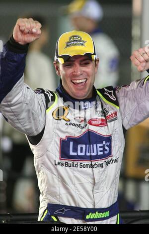 Jimmie Johnson feiert den Gewinn der NASCAR Nextel Cup 2007 Meisterschaft nach dem Lauf der NASCAR Nextel Ford 400 auf Homestead-Miami Speedway, in Homestead, FL. 11/18/07. [[fam bam]] Stockfoto