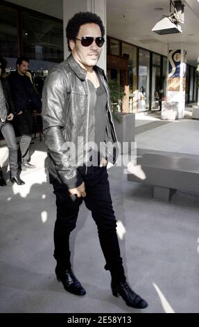 Lenny Kravitz beweist, dass echte Männer Absätze tragen! Kravitz hatte ein Paar Schlangenleder-Stiefel und genoss ein spätes Mittagessen im Newsroom Cafe. Der Sänger arbeitet derzeit an seinem nächsten Studioalbum 'Funk', das im Mai nächsten Jahres erscheinen soll. Kravitz wird auch bei den American Music Awards Sunday Night auftreten. Los Angeles, Kalifornien. 11/18/07. [[wam]] Stockfoto