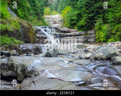 Der Denny Creek Trail ist sehr beliebt und aus gutem Grund! Eine natürliche Wasserrutsche, zwei recht große Wasserfälle, viele alte Wälder gemischt in w Stockfoto