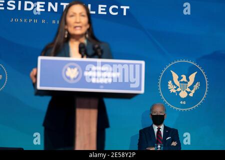 Die Kongressabgeordnete deb Haaland hält eine Rede, nachdem sie am 19. Dezember 2020 in Wilmington, Delaware, als designierter US-Präsident Joe Bidens als nächster US-Innenminister im Queen Theatre vorgestellt wurde. Quelle: Alex Edelman/The Photo Access Stockfoto