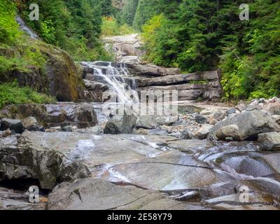 Der Denny Creek Trail ist sehr beliebt und aus gutem Grund! Eine natürliche Wasserrutsche, zwei recht große Wasserfälle, viele alte Wälder gemischt in w Stockfoto