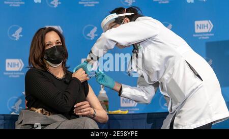 Bethesda, Maryland, USA. Januar 2021. US-Vizepräsidentin Kamala Harris erhält ihre zweite Dosis des Impfstoffs COVID-19 während eines Besuchs bei den National Institutes of Health am 26. Januar 2021 in Bethesda, Maryland. Quelle: Planetpix/Alamy Live News Stockfoto