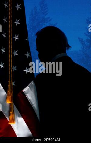 DER DESIGNIERTE US-Präsident Joe Biden verlässt das Haus, nachdem er am 19. Dezember 2020 im Queen Theatre in Wilmington, Delaware, bei einer Veranstaltung gesprochen hat, um wichtige Kabinettsnominierte und Mitglieder seines Klima-Teams vorzustellen. Quelle: Alex Edelman/The Photo Access Stockfoto