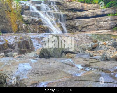 Der Denny Creek Trail ist sehr beliebt und aus gutem Grund! Eine natürliche Wasserrutsche, zwei recht große Wasserfälle, viele alte Wälder gemischt in w Stockfoto