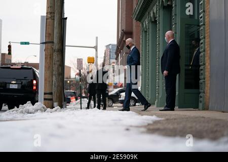 DER DESIGNIERTE US-Präsident Joe Biden verlässt das Haus, nachdem er am 19. Dezember 2020 im Queen Theatre in Wilmington, Delaware, bei einer Veranstaltung gesprochen hat, um wichtige Kabinettsnominierte und Mitglieder seines Klima-Teams vorzustellen. Quelle: Alex Edelman/The Photo Access Stockfoto