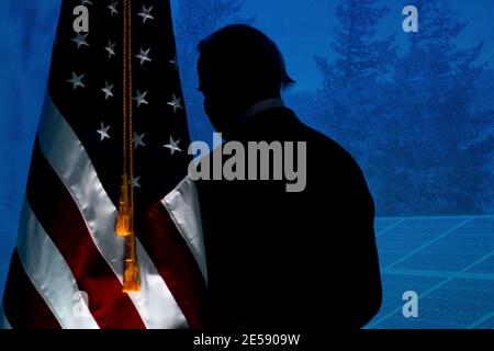 DER DESIGNIERTE US-Präsident Joe Biden verlässt das Haus, nachdem er am 19. Dezember 2020 im Queen Theatre in Wilmington, Delaware, bei einer Veranstaltung gesprochen hat, um wichtige Kabinettsnominierte und Mitglieder seines Klima-Teams vorzustellen. Quelle: Alex Edelman/The Photo Access Stockfoto