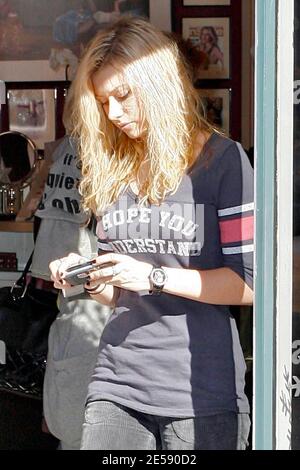 Disneys Teenager-Pop-Schwester-Act, Aly und AJ, auch bekannt als Alyson Renae 'Aly' und Amanda Joy 'AJ' Michalka, genießen einige Einkäufe in Beverly Hills, CA. 12/5/07. [[laj]] Stockfoto